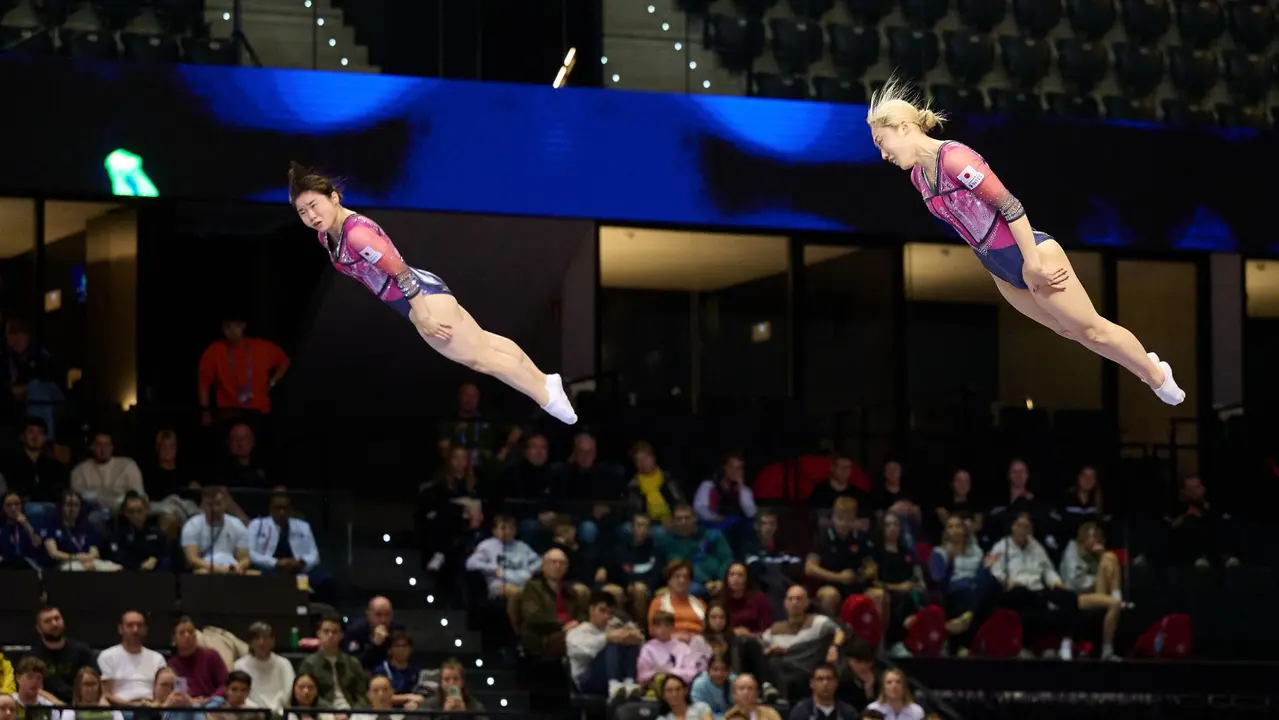 El equipo japonés de trampolín femenino ejecuta uno de sus ejercicios en la final de trampolín sincronizado este domingo, durante el Campeonato del Mundo de Gimnasia Trampolín que se celebra en Pamplona. EFE/ Iñaki Porto