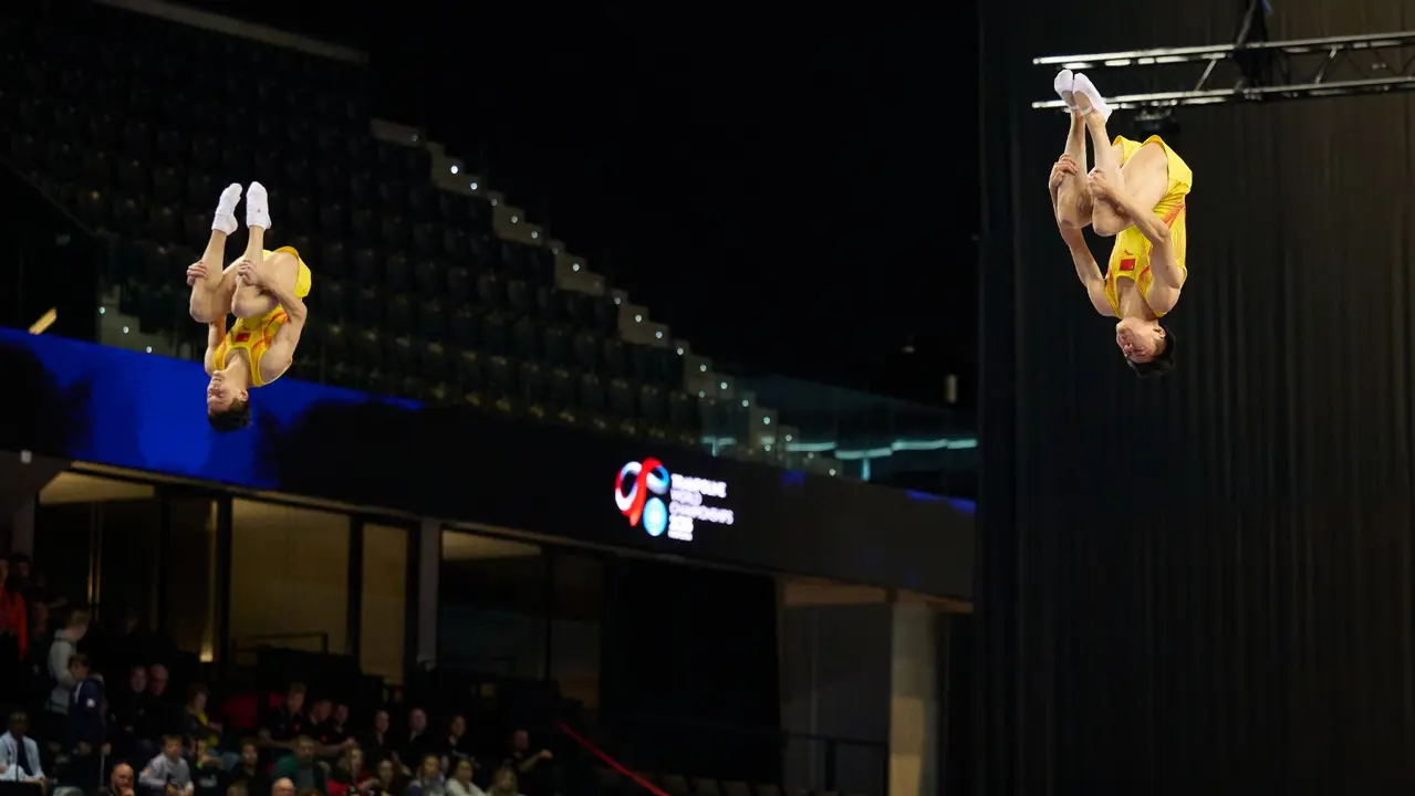 El equipo chino ejecuta uno de sus ejercicios en la final de trampolín sincronizado este domingo, durante el Campeonato del Mundo de Gimnasia Trampolín que se celebra en Pamplona. EFE/ Iñaki Porto