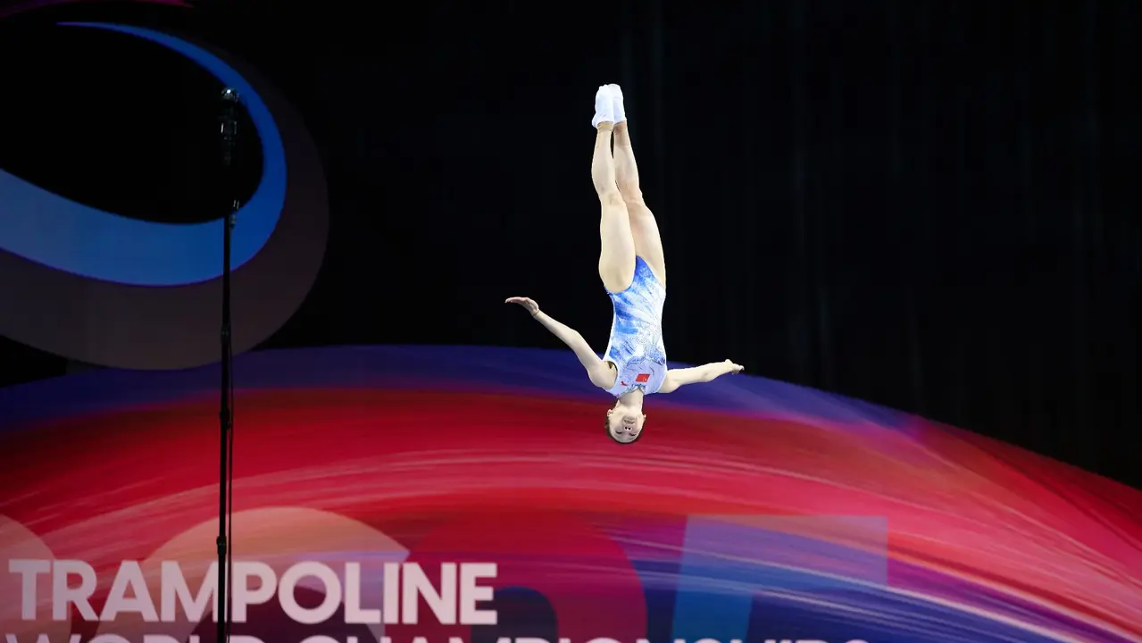 La gimnasta china Hu Yicheng ejecuta un ejercicio en la final de trampolín este domingo, durante el Campeonato del Mundo de Gimnasia Trampolín que se celebra en Pamplona. EFE/ Iñaki Porto