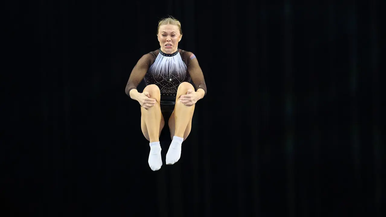 La gimnasta Madaline Davinson ejecuta un ejercicio en la final de trampolín este domingo, durante el Campeonato del Mundo de Gimnasia Trampolín que se celebra en Pamplona. EFE/ Iñaki Porto