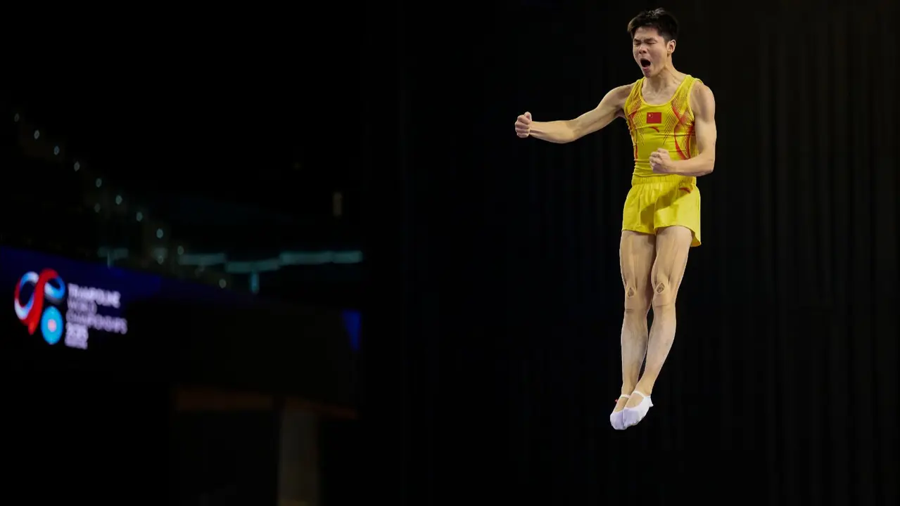 El equipo chino ejecuta uno de sus ejercicios en la final de trampolín sincronizado este domingo, durante el Campeonato del Mundo de Gimnasia Trampolín que se celebra en Pamplona. EFE/ Iñaki Porto