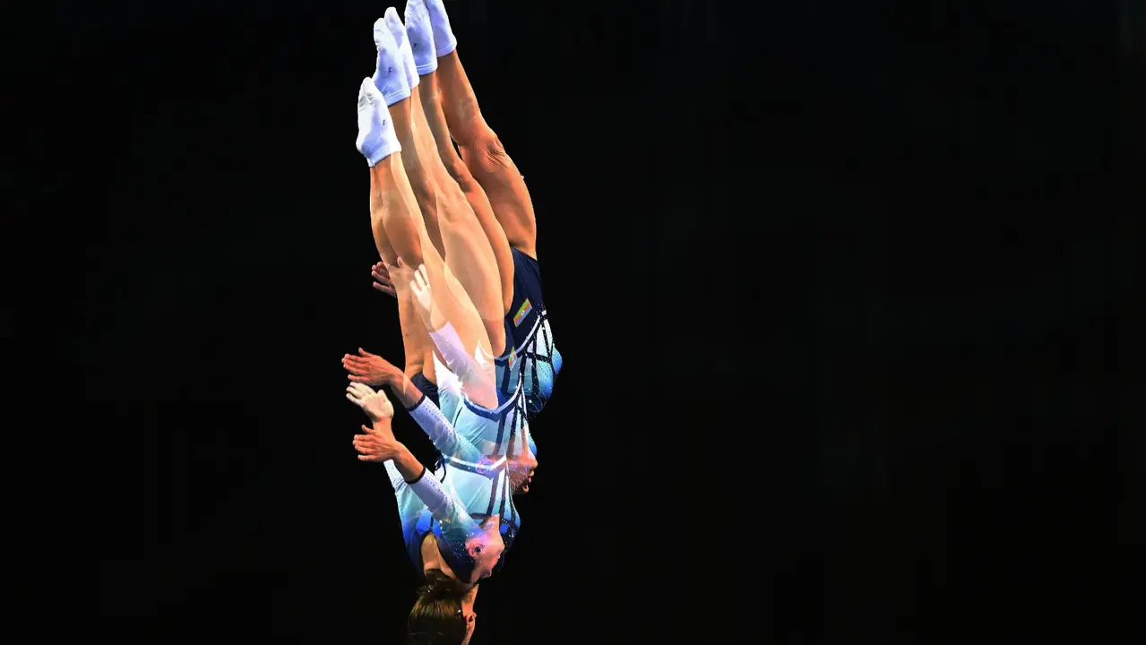La gimnasta de Azerbayán Mahsudova Seljan ejecuta un ejercicio en la final de trampolín este domingo, durante el Campeonato del Mundo de Gimnasia Trampolín que se celebra en Pamplona. EFE/ Iñaki Porto