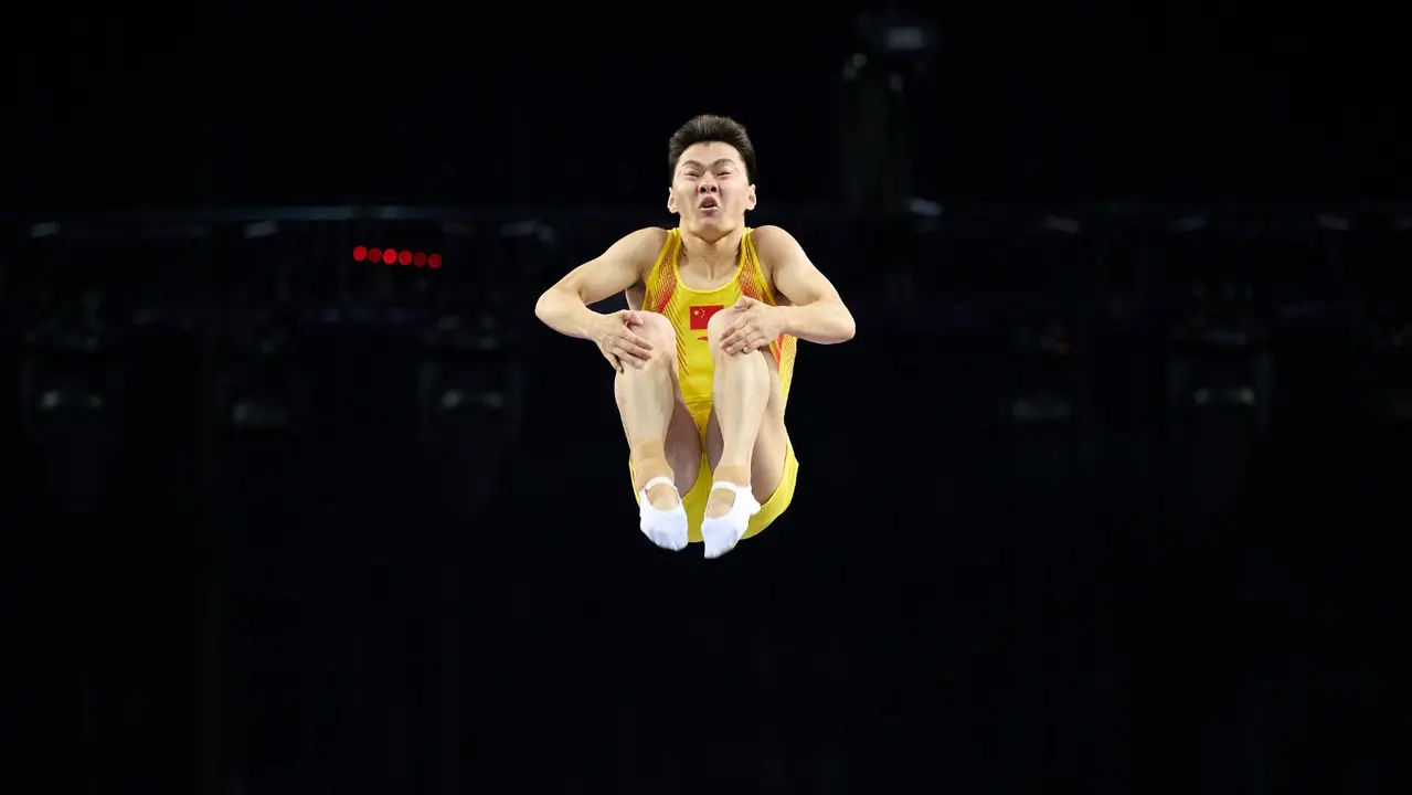 El gimnasta chino Wang Zisai durante el ejercicio en la final de trampolín este domingo, durante el Campeonato del Mundo de Gimnasia Trampolín que se celebra en Pamplona. EFE/ Iñaki Porto