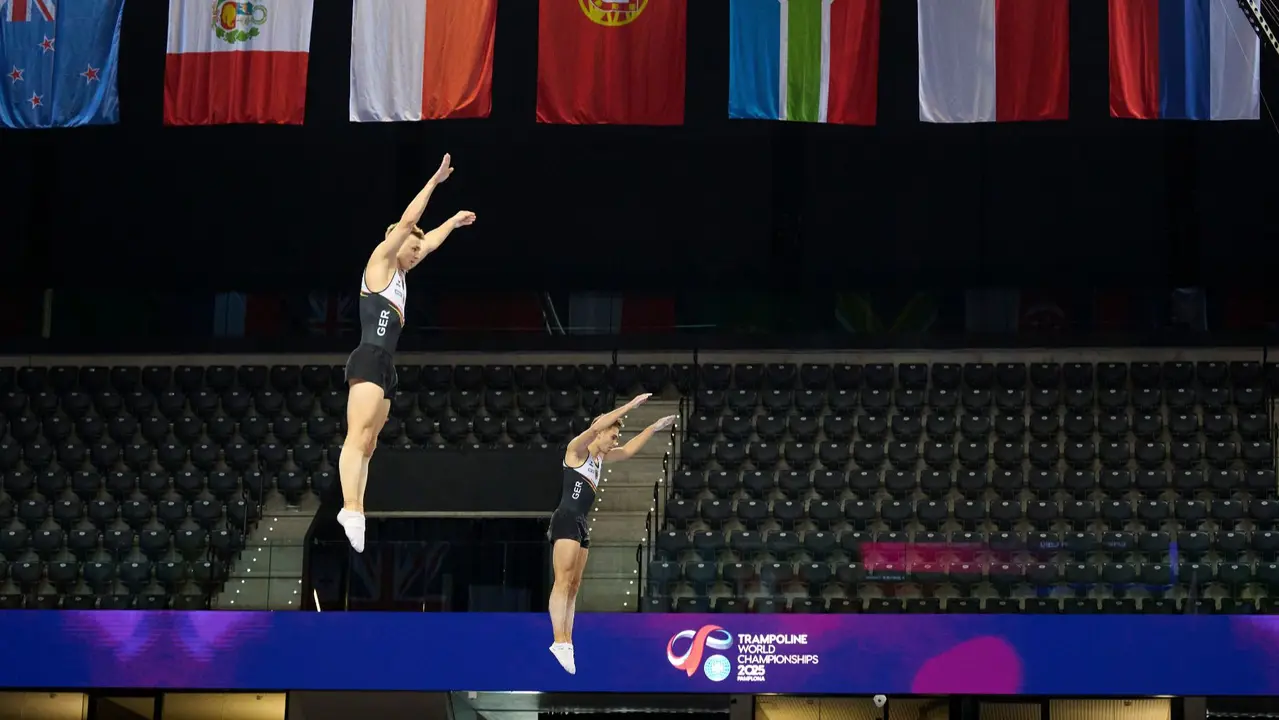 El equipo alemán ejecuta uno de sus ejercicios este domingo, durante el Campeonato del Mundo de Gimnasia Trampolín que se celebra en Pamplona. EFE/ Iñaki Porto