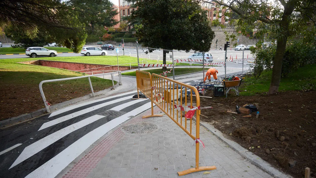 xLa Gerencia y la Comisión de Urbanismo del Ayuntamiento visitan las obras de mejora de la accesibilidad y de la movilidad en el entorno de la plaza de los Fueros. NAVARRA.COM