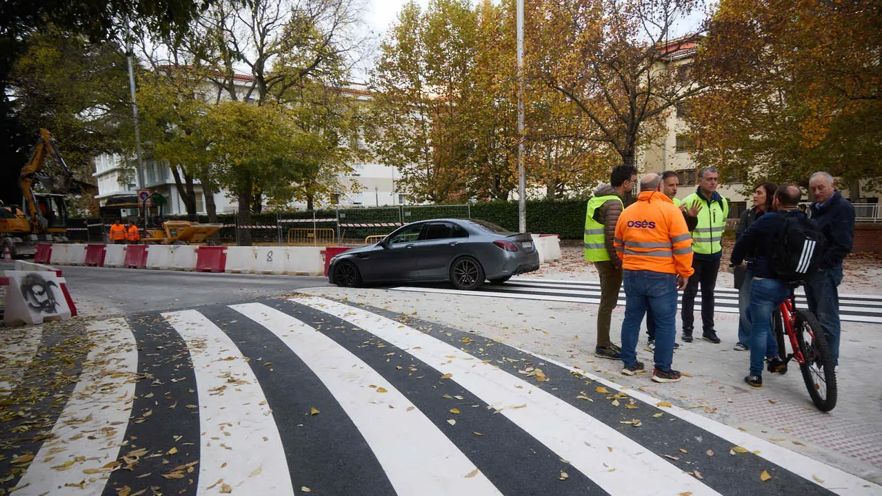 xLa Gerencia y la Comisión de Urbanismo del Ayuntamiento visitan las obras de mejora de la accesibilidad y de la movilidad en el entorno de la plaza de los Fueros. NAVARRA.COM