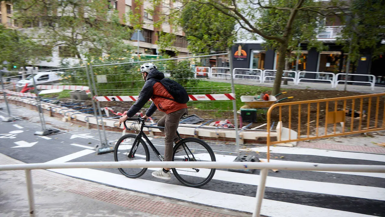 xLa Gerencia y la Comisión de Urbanismo del Ayuntamiento visitan las obras de mejora de la accesibilidad y de la movilidad en el entorno de la plaza de los Fueros. NAVARRA.COM