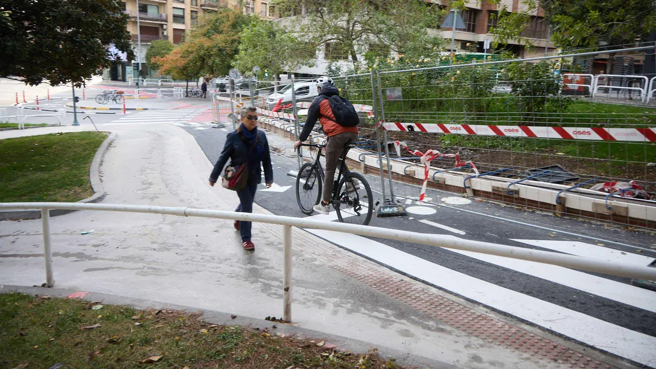 xLa Gerencia y la Comisión de Urbanismo del Ayuntamiento visitan las obras de mejora de la accesibilidad y de la movilidad en el entorno de la plaza de los Fueros. NAVARRA.COM