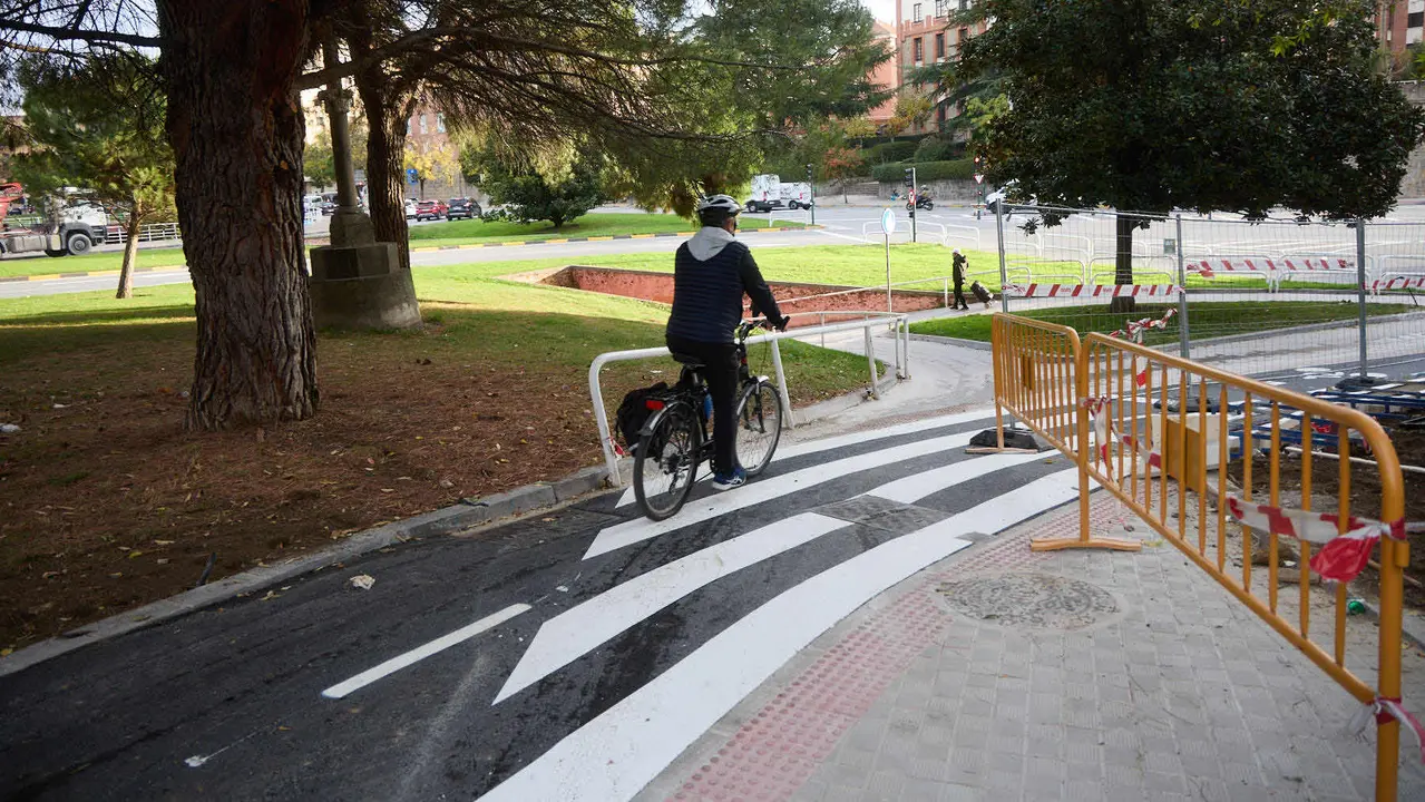 xLa Gerencia y la Comisión de Urbanismo del Ayuntamiento visitan las obras de mejora de la accesibilidad y de la movilidad en el entorno de la plaza de los Fueros. NAVARRA.COM