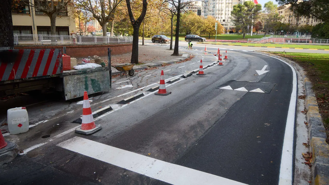 xLa Gerencia y la Comisión de Urbanismo del Ayuntamiento visitan las obras de mejora de la accesibilidad y de la movilidad en el entorno de la plaza de los Fueros. NAVARRA.COM
