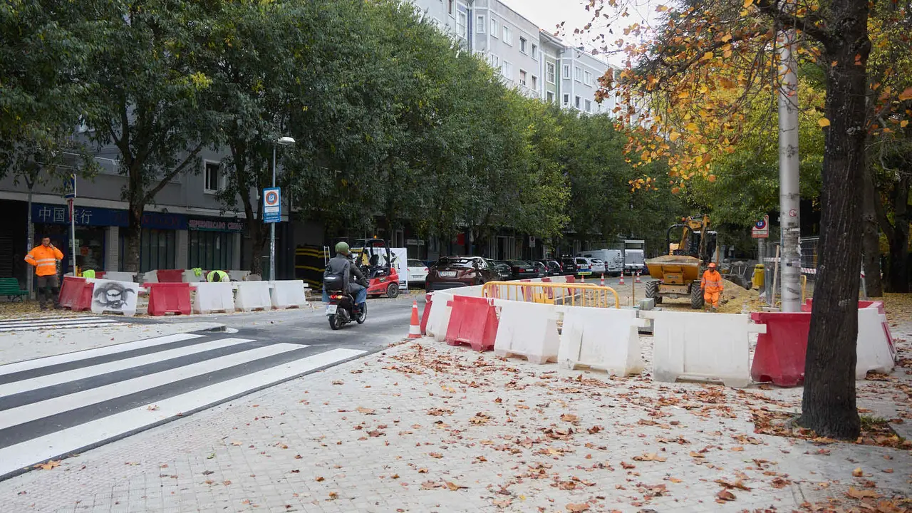 xLa Gerencia y la Comisión de Urbanismo del Ayuntamiento visitan las obras de mejora de la accesibilidad y de la movilidad en el entorno de la plaza de los Fueros. NAVARRA.COM