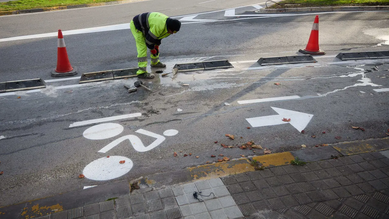 xLa Gerencia y la Comisión de Urbanismo del Ayuntamiento visitan las obras de mejora de la accesibilidad y de la movilidad en el entorno de la plaza de los Fueros. NAVARRA.COM