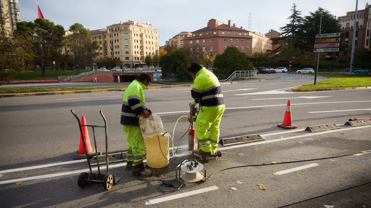 xLa Gerencia y la Comisión de Urbanismo del Ayuntamiento visitan las obras de mejora de la accesibilidad y de la movilidad en el entorno de la plaza de los Fueros. NAVARRA.COM