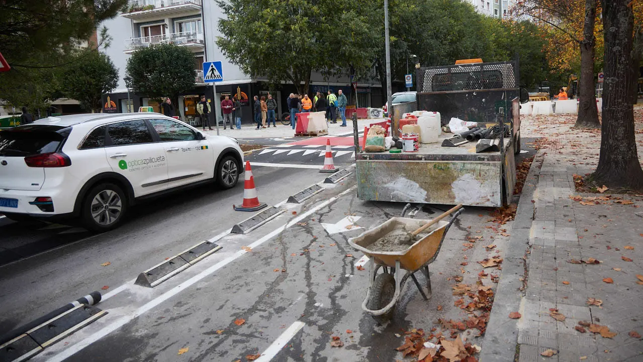 xLa Gerencia y la Comisión de Urbanismo del Ayuntamiento visitan las obras de mejora de la accesibilidad y de la movilidad en el entorno de la plaza de los Fueros. NAVARRA.COM