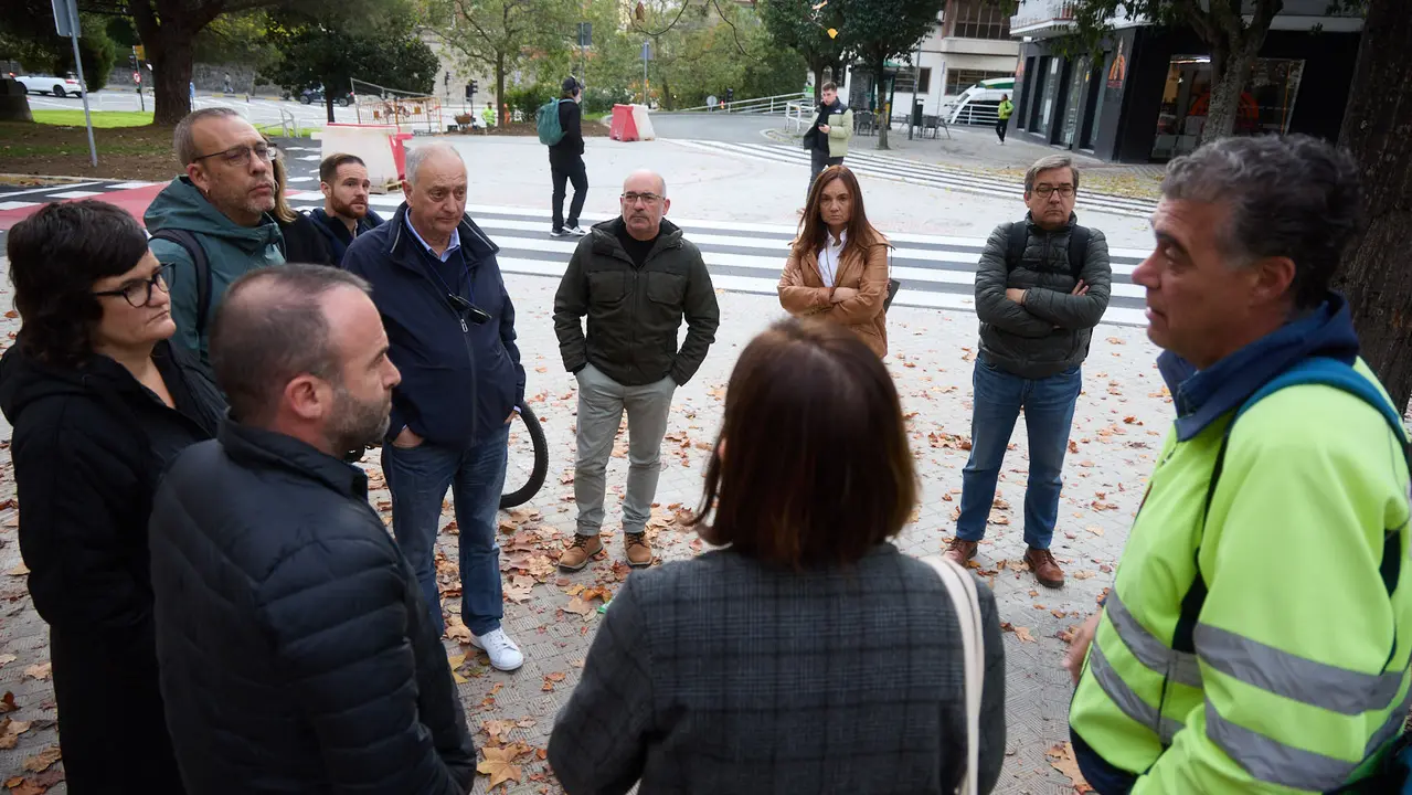 xLa Gerencia y la Comisión de Urbanismo del Ayuntamiento visitan las obras de mejora de la accesibilidad y de la movilidad en el entorno de la plaza de los Fueros. NAVARRA.COM