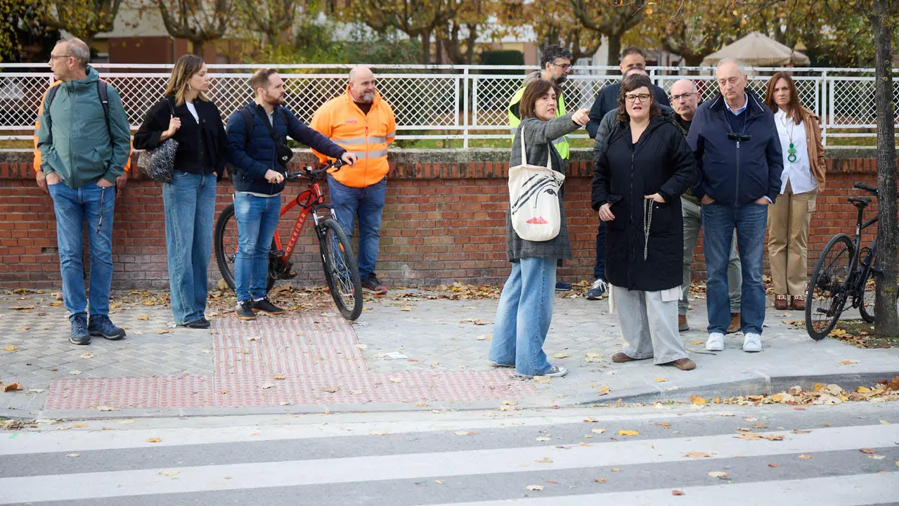xLa Gerencia y la Comisión de Urbanismo del Ayuntamiento visitan las obras de mejora de la accesibilidad y de la movilidad en el entorno de la plaza de los Fueros. NAVARRA.COM