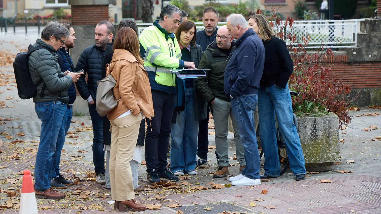 xLa Gerencia y la Comisión de Urbanismo del Ayuntamiento visitan las obras de mejora de la accesibilidad y de la movilidad en el entorno de la plaza de los Fueros. NAVARRA.COM