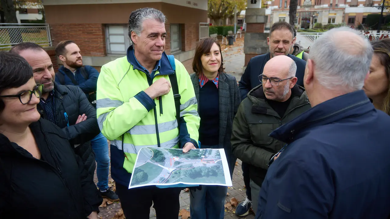 xLa Gerencia y la Comisión de Urbanismo del Ayuntamiento visitan las obras de mejora de la accesibilidad y de la movilidad en el entorno de la plaza de los Fueros. NAVARRA.COM