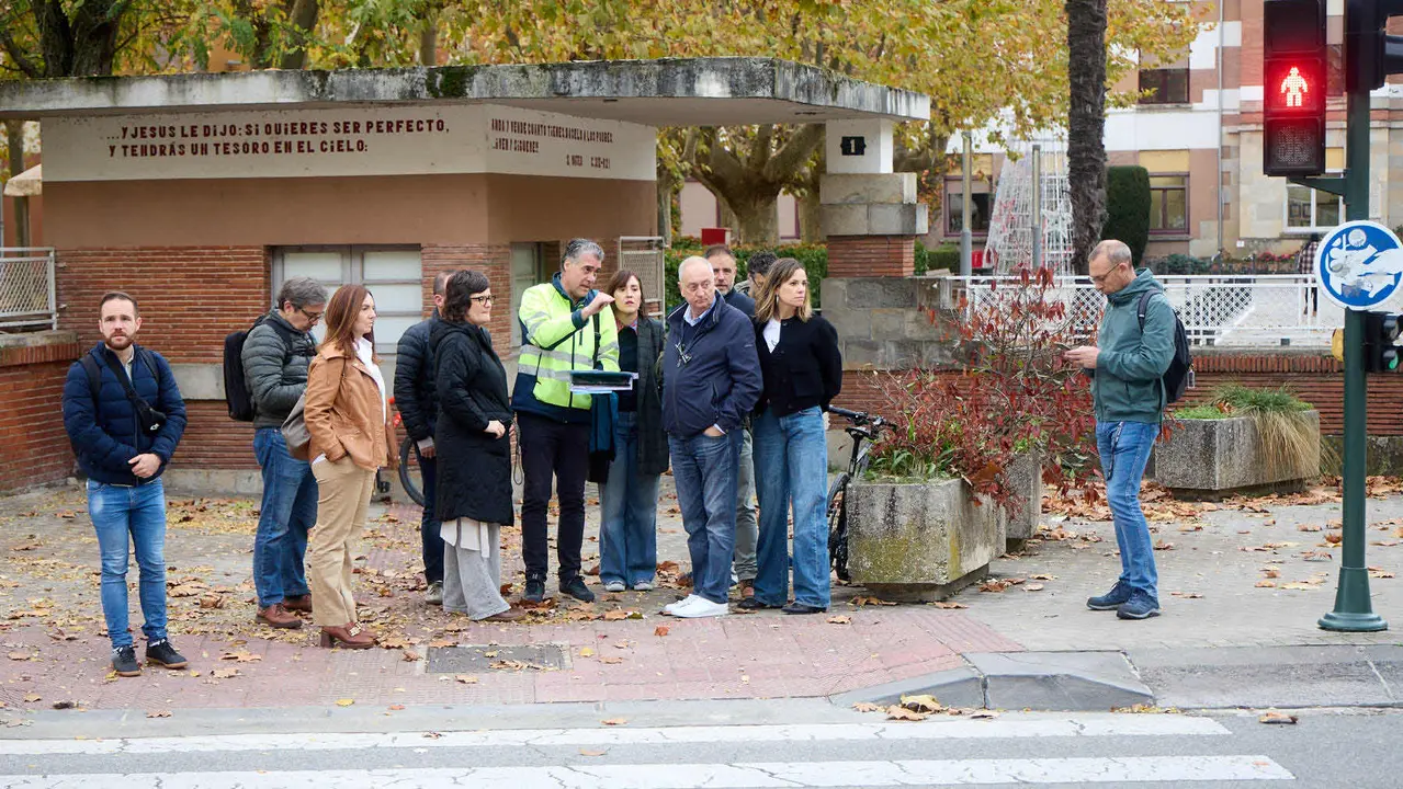 xLa Gerencia y la Comisión de Urbanismo del Ayuntamiento visitan las obras de mejora de la accesibilidad y de la movilidad en el entorno de la plaza de los Fueros. NAVARRA.COM