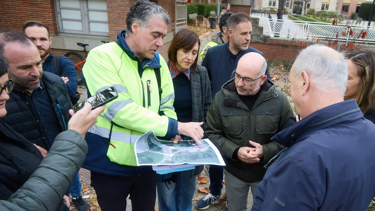xLa Gerencia y la Comisión de Urbanismo del Ayuntamiento visitan las obras de mejora de la accesibilidad y de la movilidad en el entorno de la plaza de los Fueros. NAVARRA.COM
