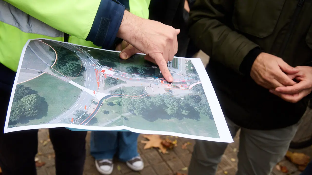 xLa Gerencia y la Comisión de Urbanismo del Ayuntamiento visitan las obras de mejora de la accesibilidad y de la movilidad en el entorno de la plaza de los Fueros. NAVARRA.COM