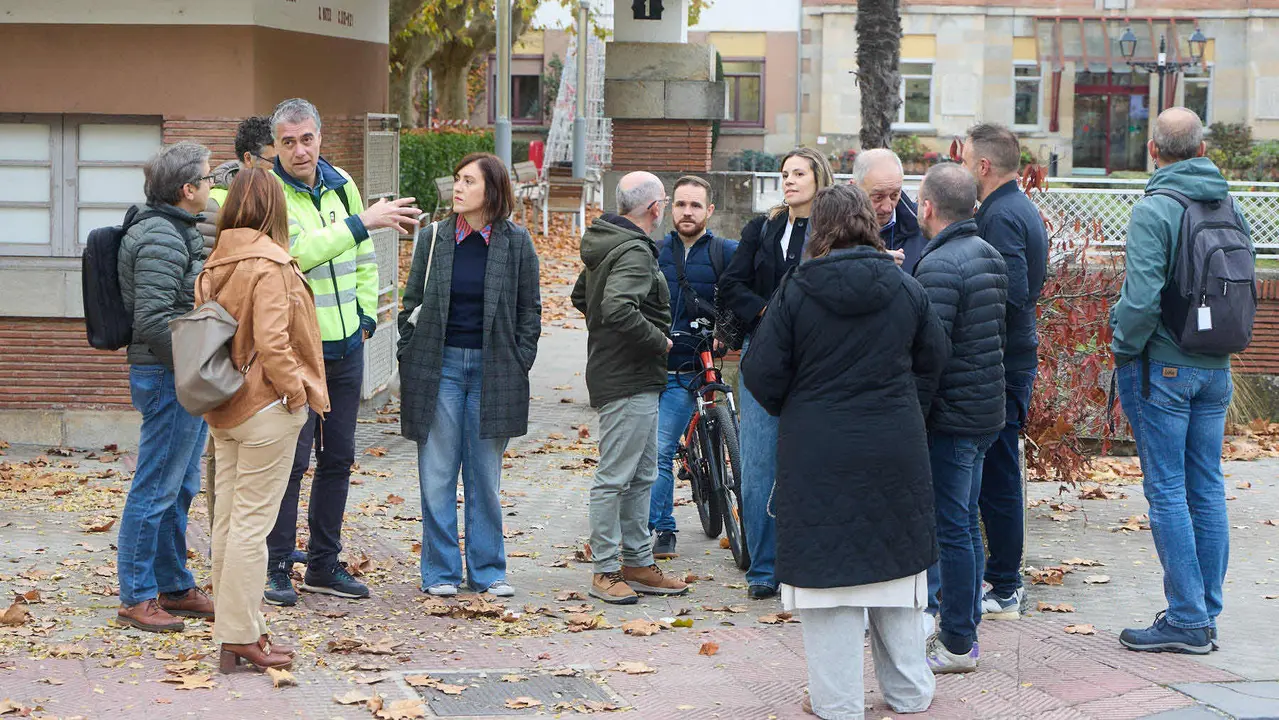 xLa Gerencia y la Comisión de Urbanismo del Ayuntamiento visitan las obras de mejora de la accesibilidad y de la movilidad en el entorno de la plaza de los Fueros. NAVARRA.COM