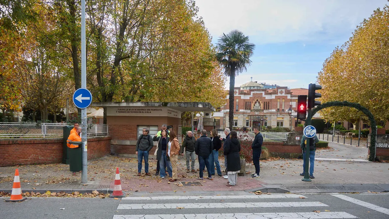 xLa Gerencia y la Comisión de Urbanismo del Ayuntamiento visitan las obras de mejora de la accesibilidad y de la movilidad en el entorno de la plaza de los Fueros. NAVARRA.COM
