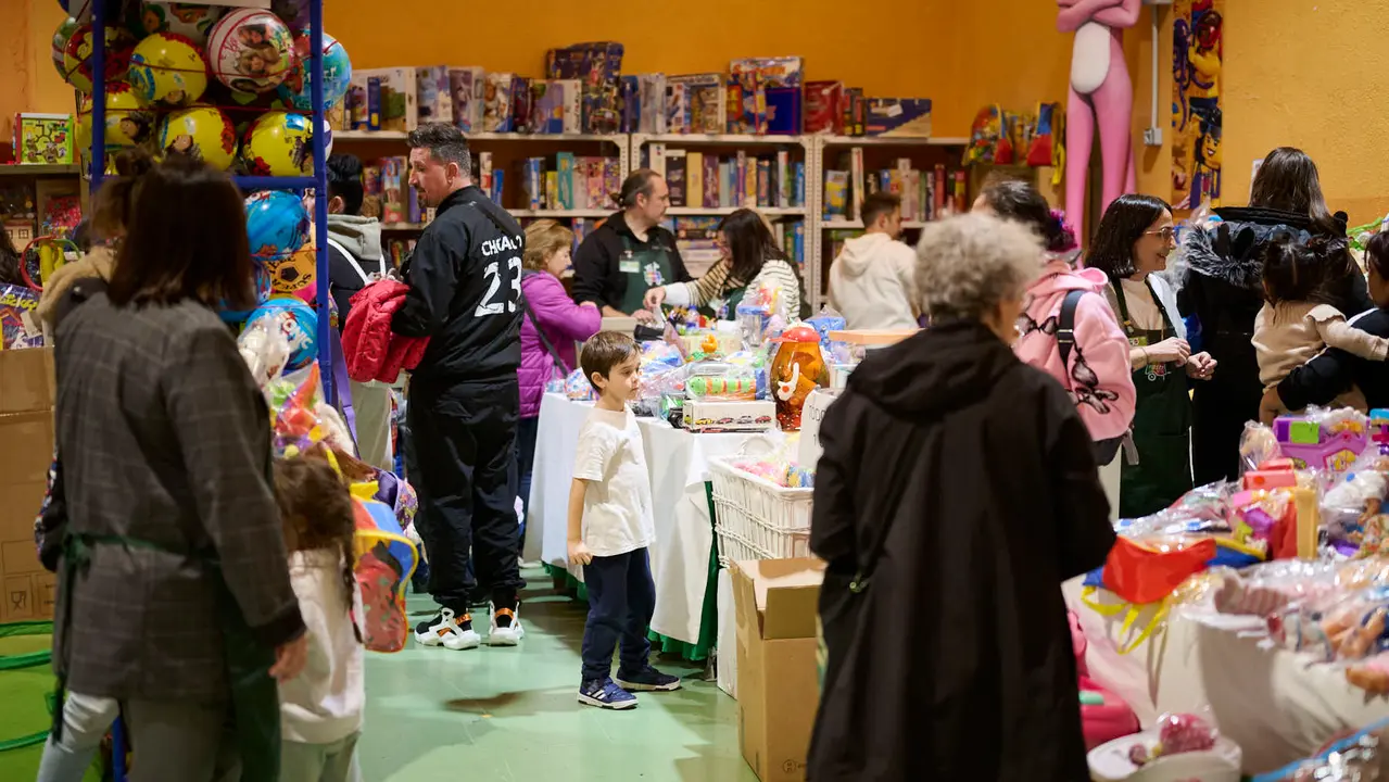 Inauguración del 30º aniversario del rastrillo de la asociación Nuevo Futuro. Antigua estación de autobuses de Pamplona. PABLO LASAOSA