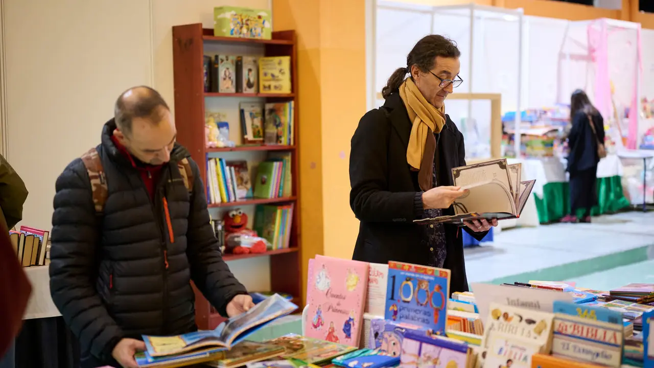 Inauguración del 30º aniversario del rastrillo de la asociación Nuevo Futuro. Antigua estación de autobuses de Pamplona. PABLO LASAOSA