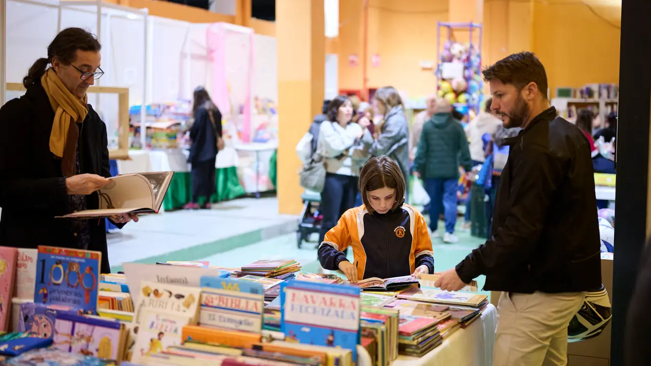 Inauguración del 30º aniversario del rastrillo de la asociación Nuevo Futuro. Antigua estación de autobuses de Pamplona. PABLO LASAOSA