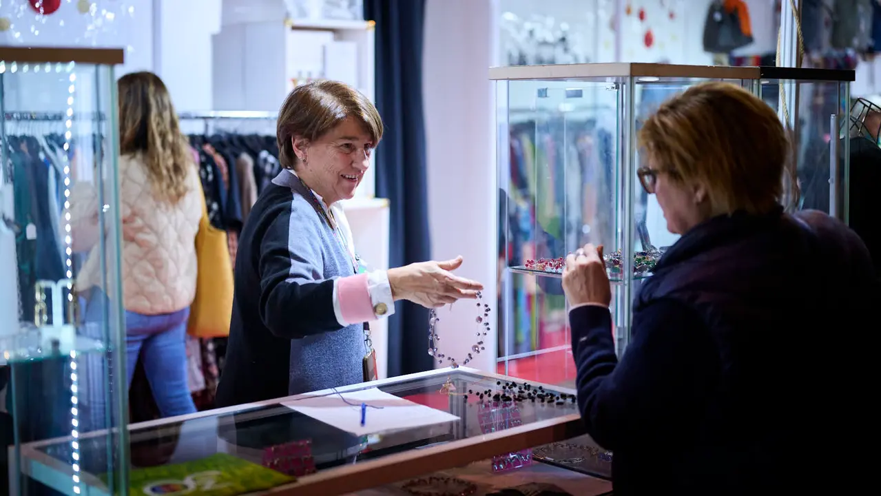 Inauguración del 30º aniversario del rastrillo de la asociación Nuevo Futuro. Antigua estación de autobuses de Pamplona. PABLO LASAOSA