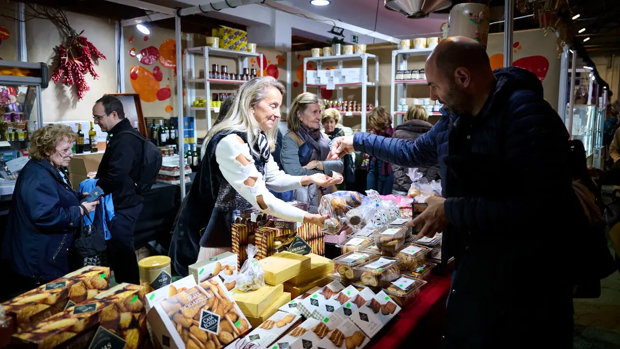 Inauguración del 30º aniversario del rastrillo de la asociación Nuevo Futuro. Antigua estación de autobuses de Pamplona. PABLO LASAOSA