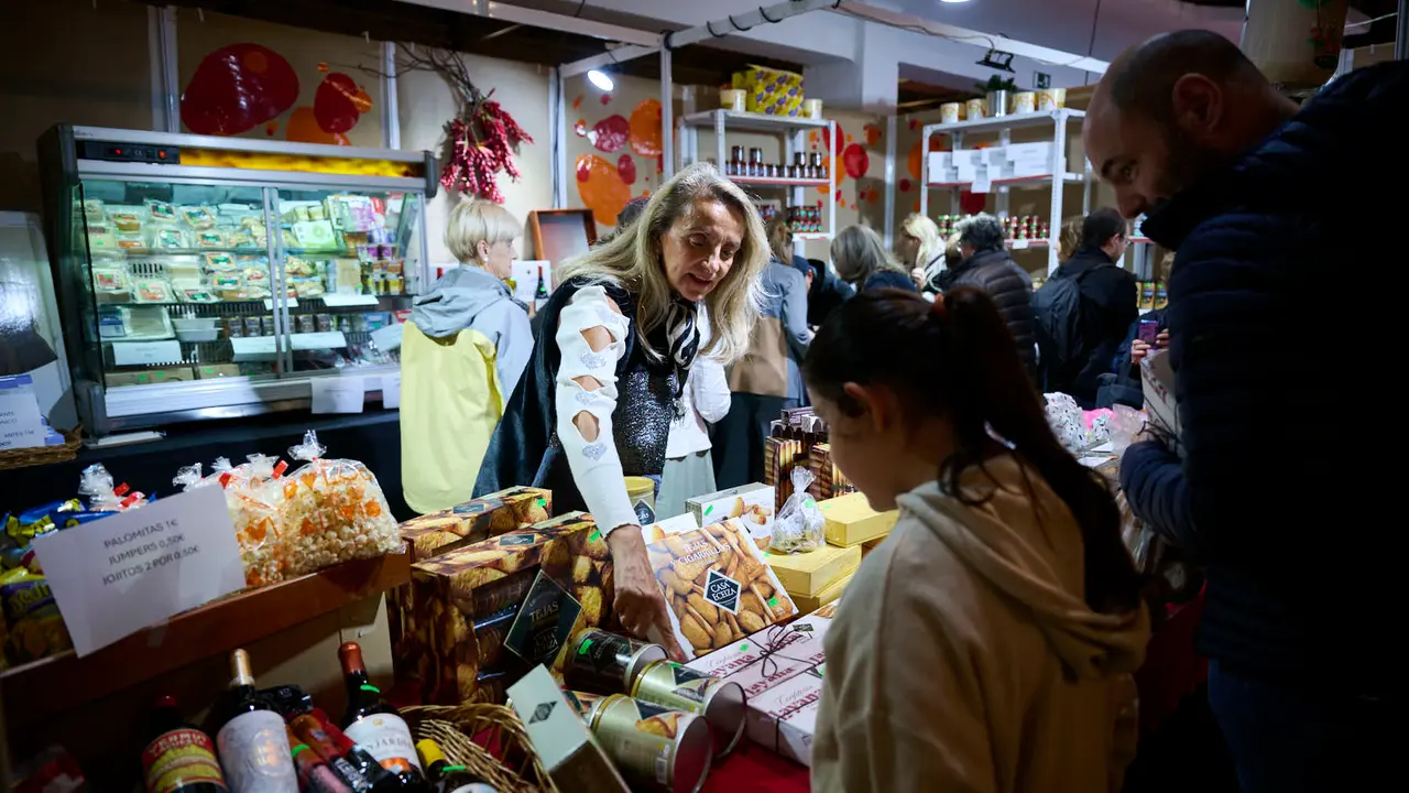 Inauguración del 30º aniversario del rastrillo de la asociación Nuevo Futuro. Antigua estación de autobuses de Pamplona. PABLO LASAOSA