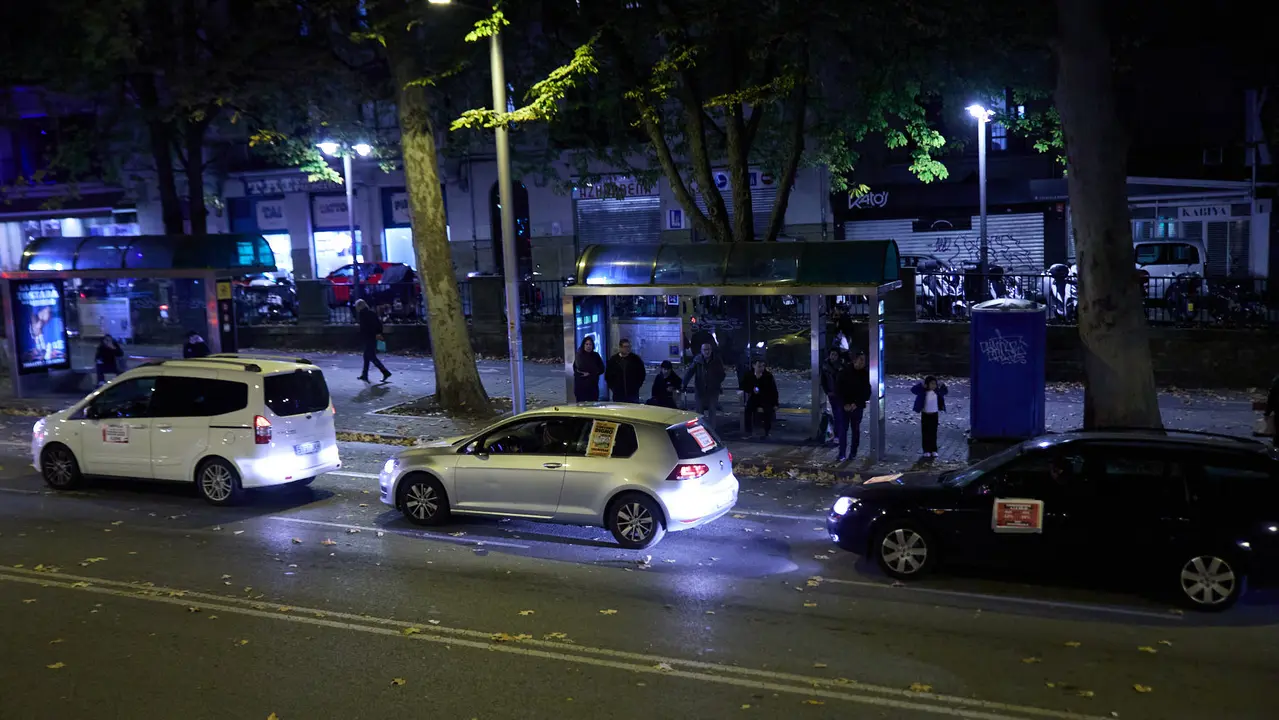 Caravana de coches por las calles de Pamplona organizada por el comité de empresa de TCC en el marco de los paros y movilizaciones para exigir un convenio digno para las villavesas. IÑIGO ALZUGARAY