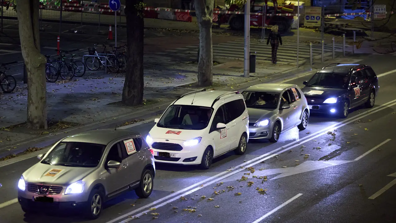Caravana de coches por las calles de Pamplona organizada por el comité de empresa de TCC en el marco de los paros y movilizaciones para exigir un convenio digno para las villavesas. IÑIGO ALZUGARAY