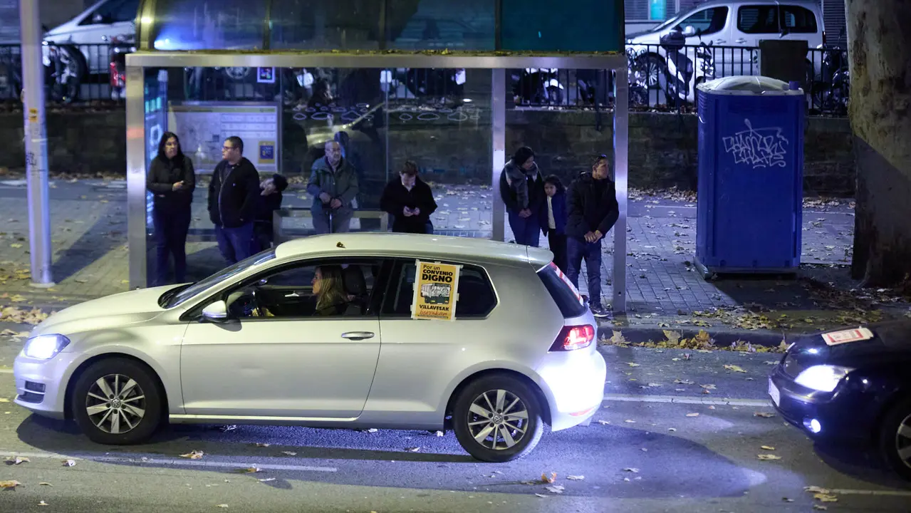 Caravana de coches por las calles de Pamplona organizada por el comité de empresa de TCC en el marco de los paros y movilizaciones para exigir un convenio digno para las villavesas. IÑIGO ALZUGARAY