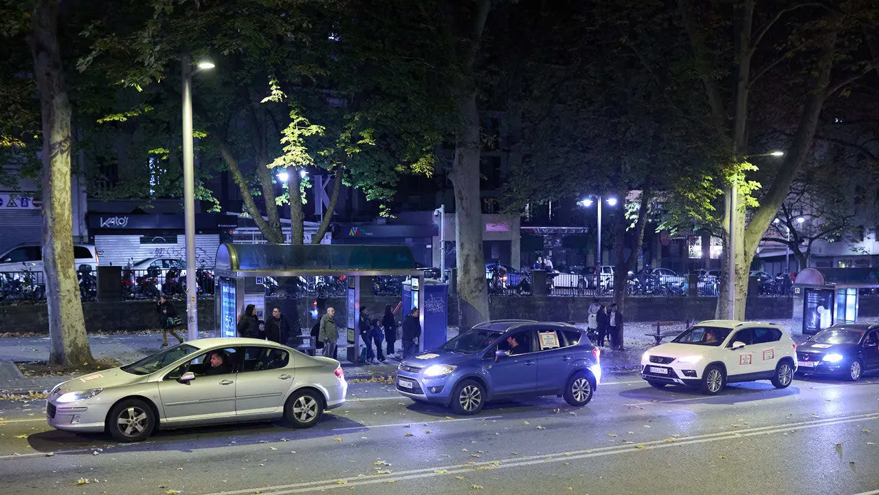 Caravana de coches por las calles de Pamplona organizada por el comité de empresa de TCC en el marco de los paros y movilizaciones para exigir un convenio digno para las villavesas. IÑIGO ALZUGARAY
