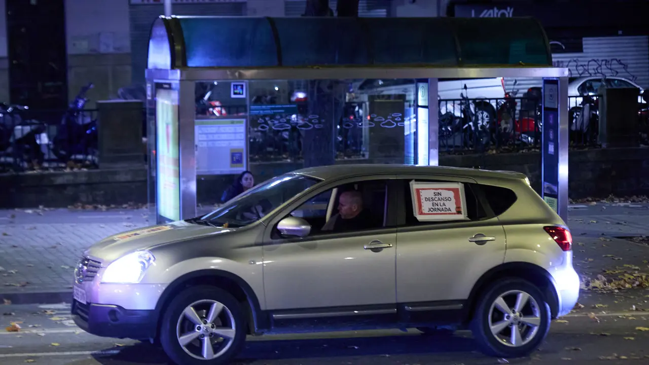 Caravana de coches por las calles de Pamplona organizada por el comité de empresa de TCC en el marco de los paros y movilizaciones para exigir un convenio digno para las villavesas. IÑIGO ALZUGARAY