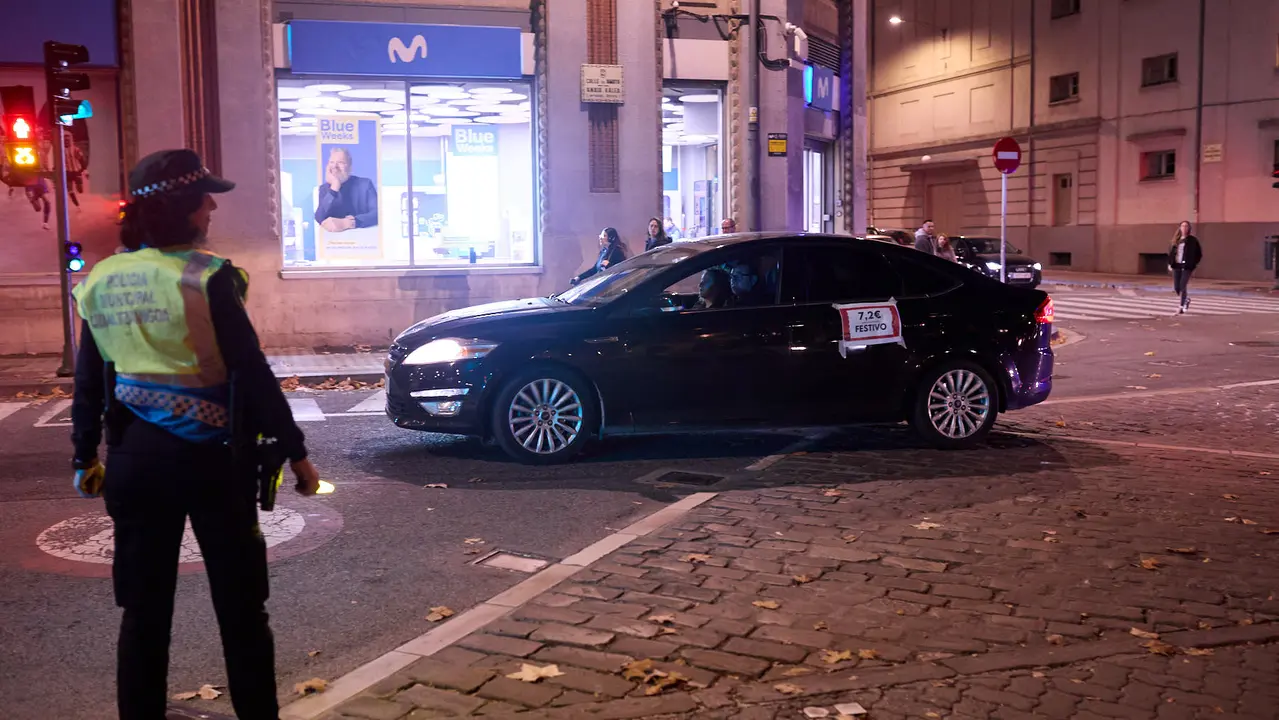 Caravana de coches por las calles de Pamplona organizada por el comité de empresa de TCC en el marco de los paros y movilizaciones para exigir un convenio digno para las villavesas. IÑIGO ALZUGARAY