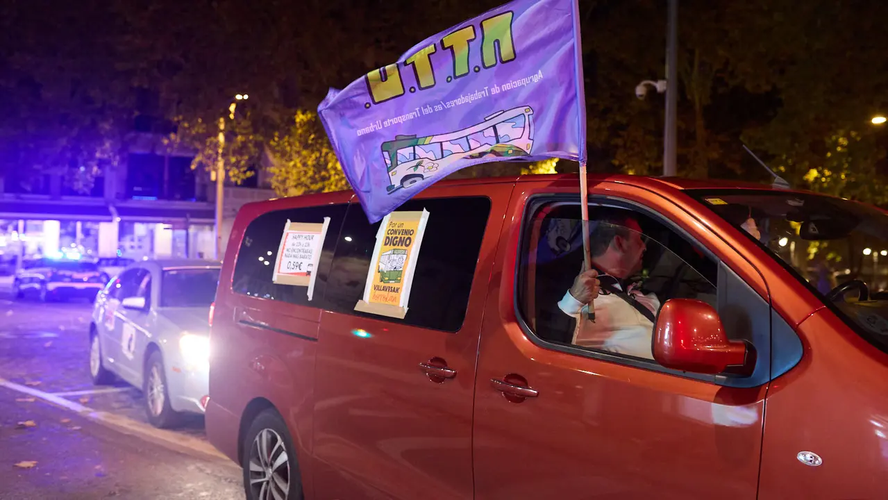 Caravana de coches por las calles de Pamplona organizada por el comité de empresa de TCC en el marco de los paros y movilizaciones para exigir un convenio digno para las villavesas. IÑIGO ALZUGARAY