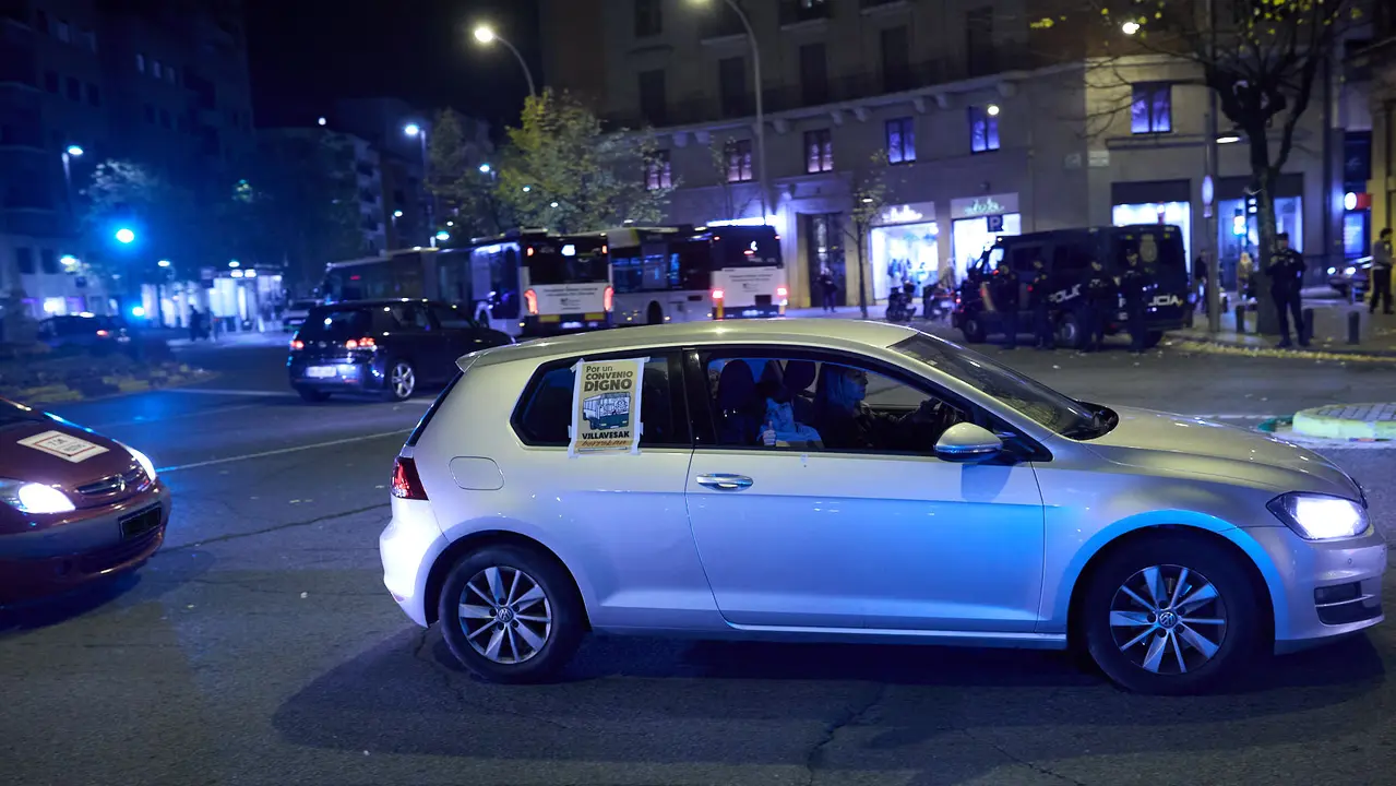 Caravana de coches por las calles de Pamplona organizada por el comité de empresa de TCC en el marco de los paros y movilizaciones para exigir un convenio digno para las villavesas. IÑIGO ALZUGARAY
