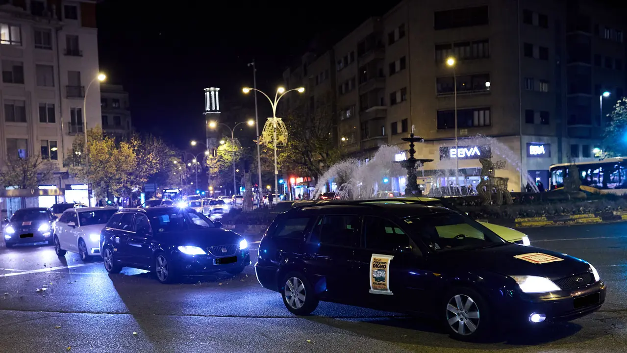 Caravana de coches por las calles de Pamplona organizada por el comité de empresa de TCC en el marco de los paros y movilizaciones para exigir un convenio digno para las villavesas. IÑIGO ALZUGARAY