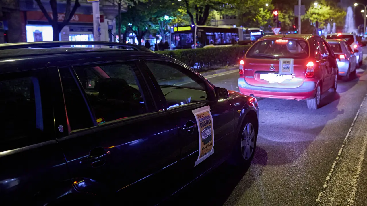 Caravana de coches por las calles de Pamplona organizada por el comité de empresa de TCC en el marco de los paros y movilizaciones para exigir un convenio digno para las villavesas. IÑIGO ALZUGARAY