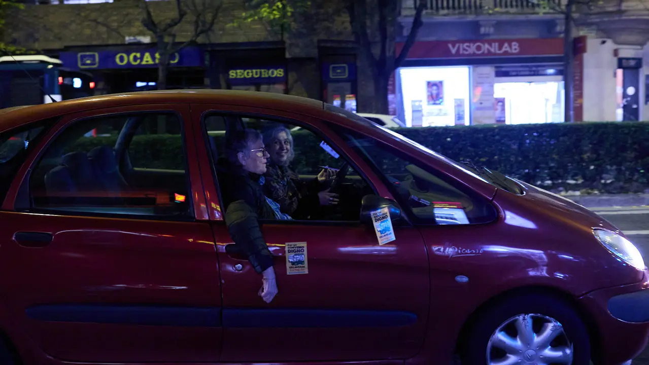 Caravana de coches por las calles de Pamplona organizada por el comité de empresa de TCC en el marco de los paros y movilizaciones para exigir un convenio digno para las villavesas. IÑIGO ALZUGARAY