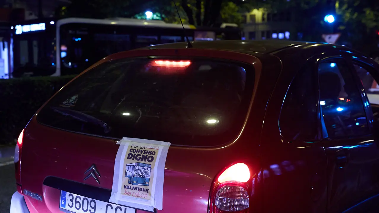 Caravana de coches por las calles de Pamplona organizada por el comité de empresa de TCC en el marco de los paros y movilizaciones para exigir un convenio digno para las villavesas. IÑIGO ALZUGARAY
