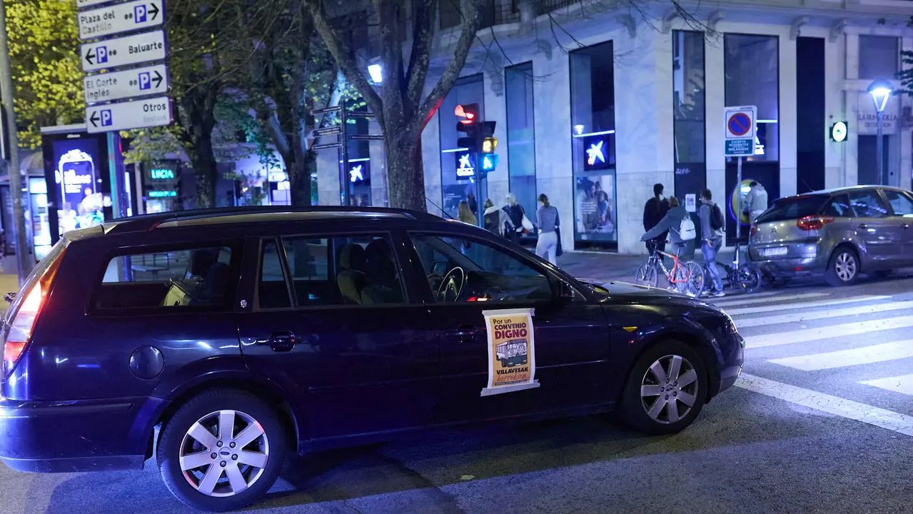 Caravana de coches por las calles de Pamplona organizada por el comité de empresa de TCC en el marco de los paros y movilizaciones para exigir un convenio digno para las villavesas. IÑIGO ALZUGARAY