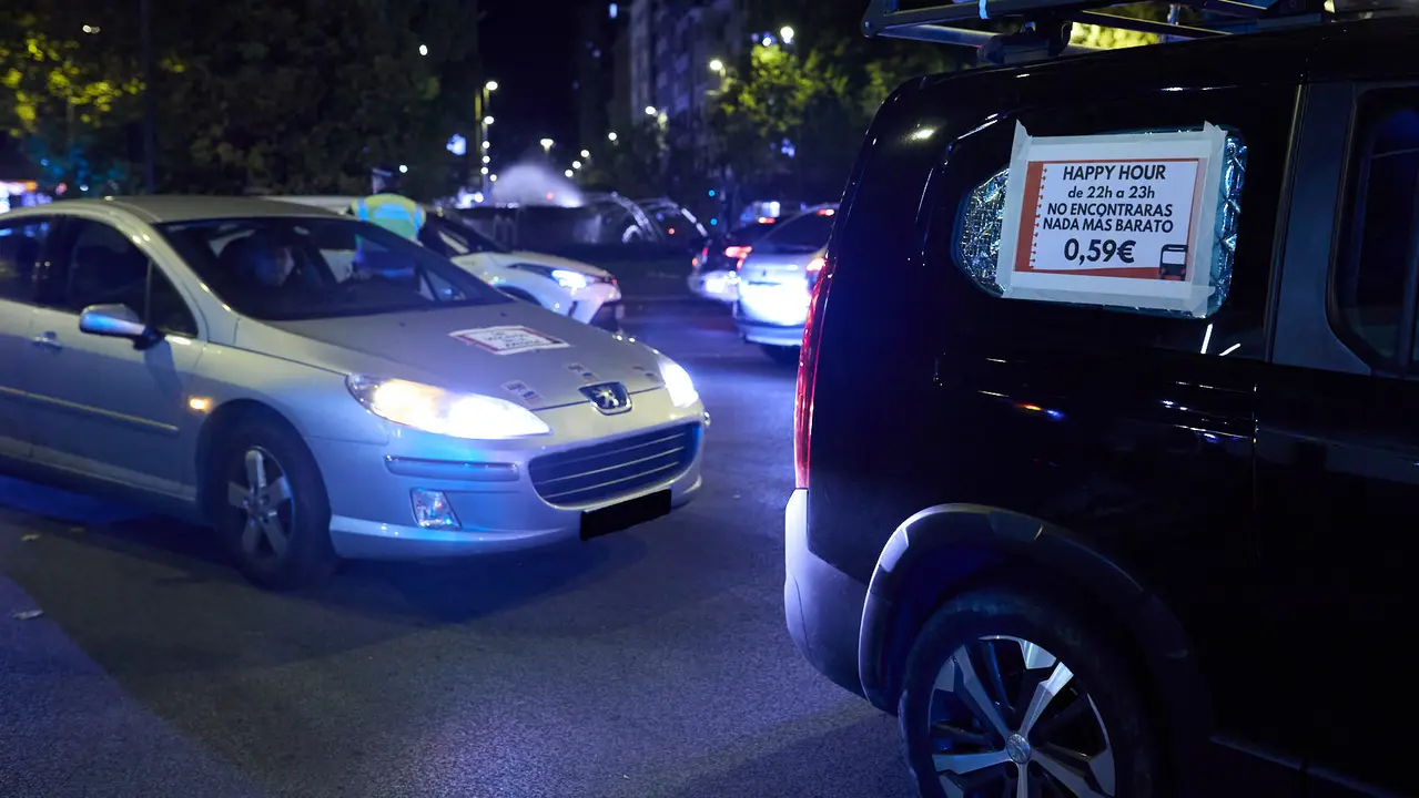 Caravana de coches por las calles de Pamplona organizada por el comité de empresa de TCC en el marco de los paros y movilizaciones para exigir un convenio digno para las villavesas. IÑIGO ALZUGARAY