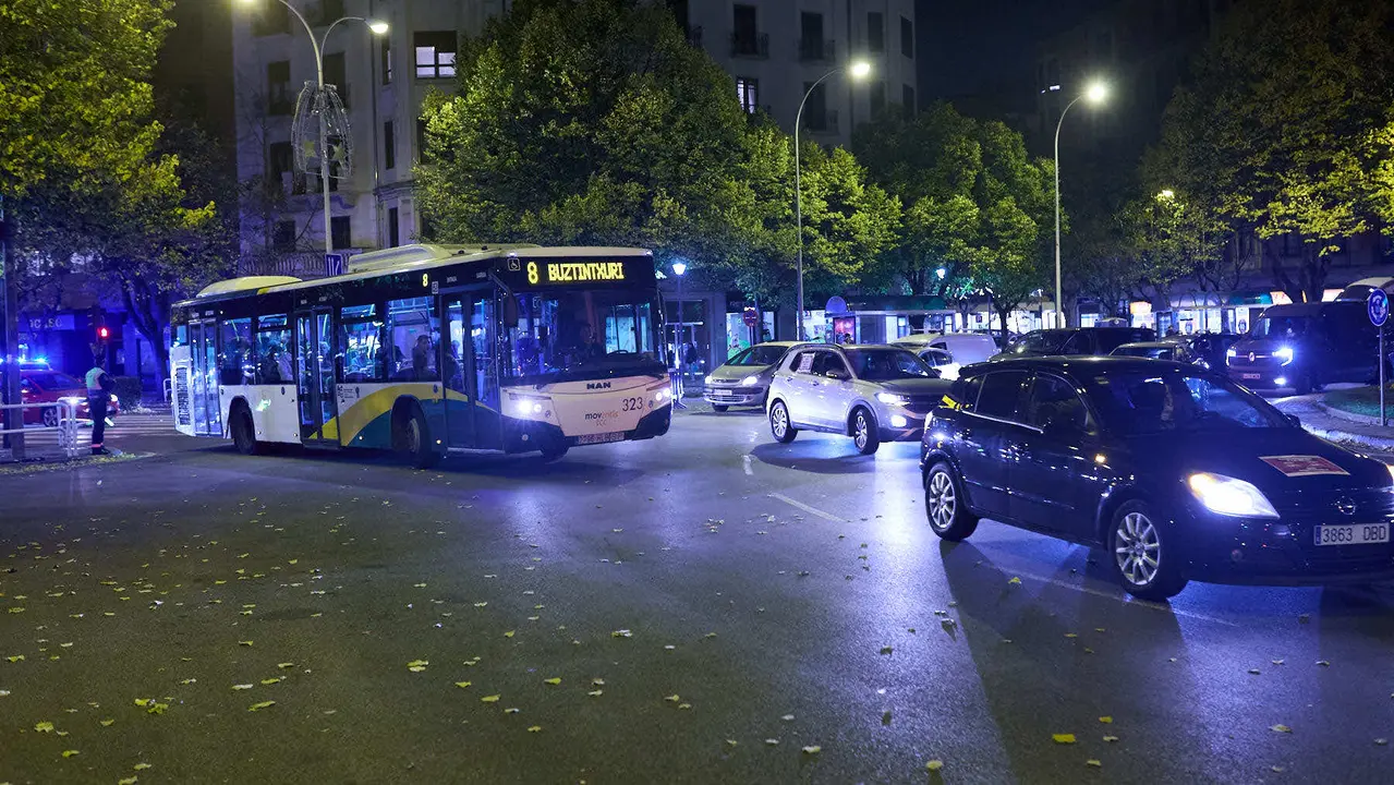 Caravana de coches por las calles de Pamplona organizada por el comité de empresa de TCC en el marco de los paros y movilizaciones para exigir un convenio digno para las villavesas. IÑIGO ALZUGARAY