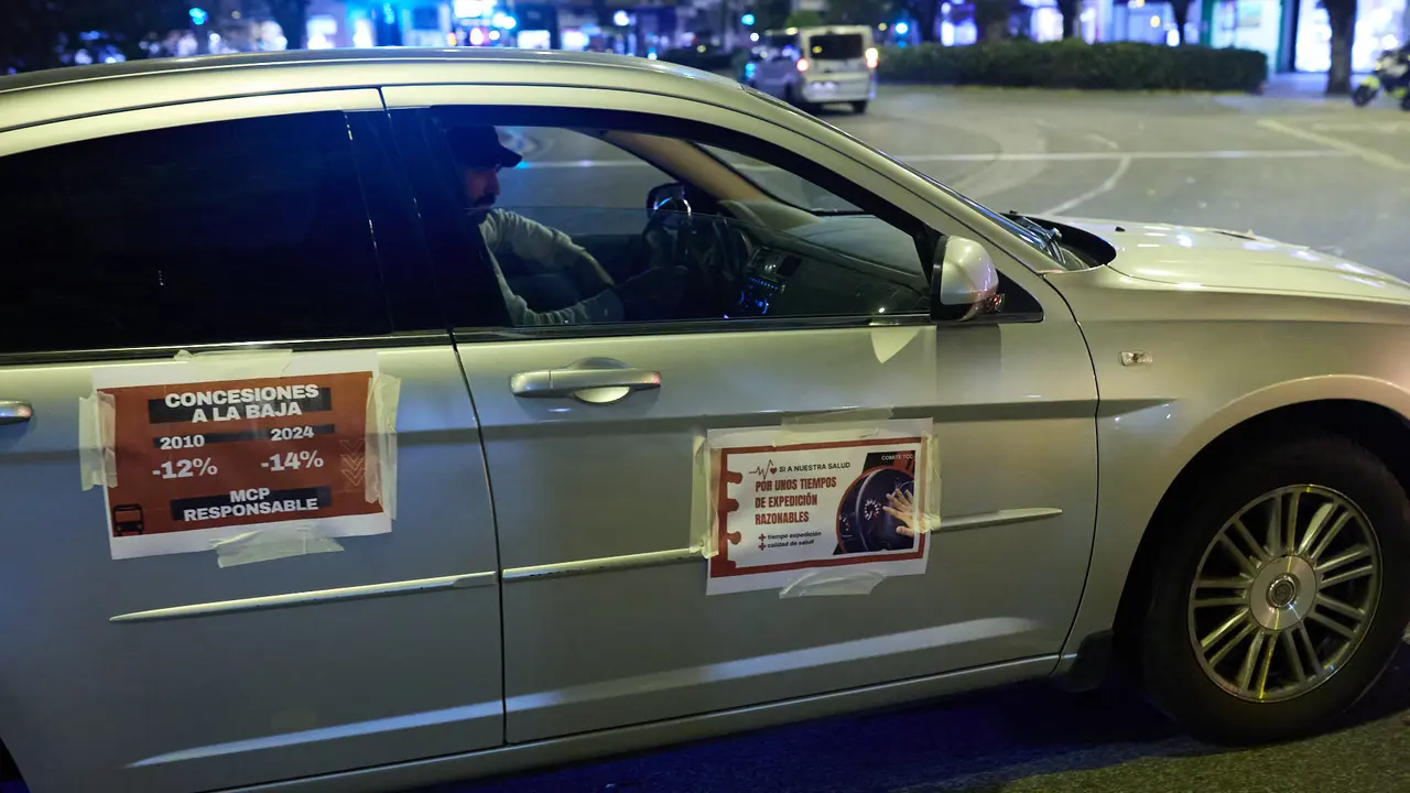 Caravana de coches por las calles de Pamplona organizada por el comité de empresa de TCC en el marco de los paros y movilizaciones para exigir un convenio digno para las villavesas. IÑIGO ALZUGARAY