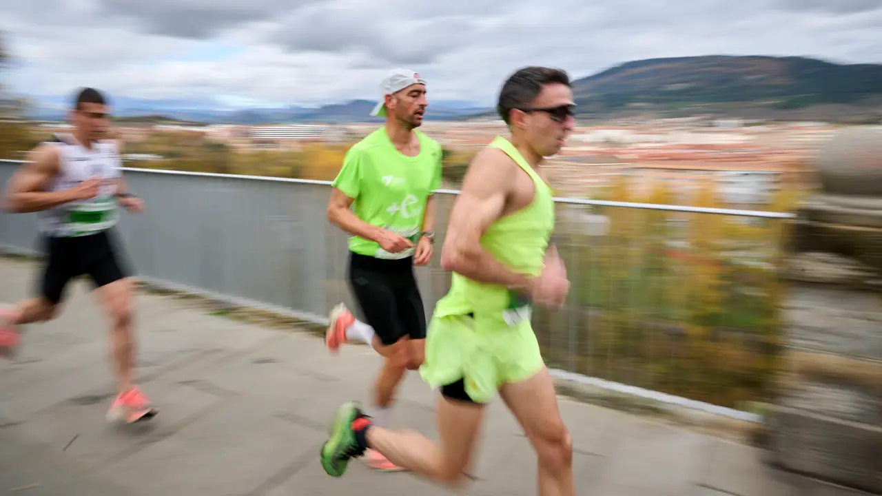 VII Carrera Popular Solidaria '+e', organizada por el Teléfono de la Esperanza de Navarra. PABLO LASAOSA